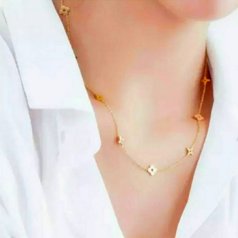 Women Stainless Steel 18k Gold Plated Lucky Clover necklace Gold & Rose Gold.